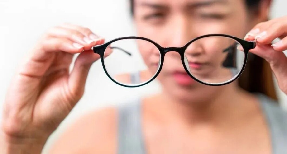 晚上开车像看“烟花秀”？散光可能比近视更影响你的生活